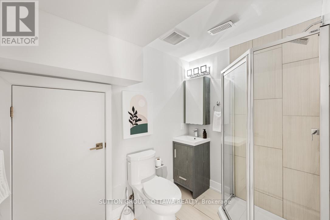 1127 North River Road, Ottawa, ON - Indoor Photo Showing Bathroom