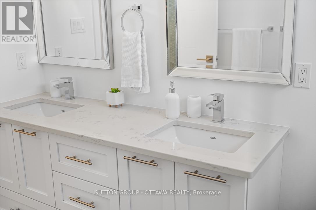 1127 North River Road, Ottawa, ON - Indoor Photo Showing Bathroom