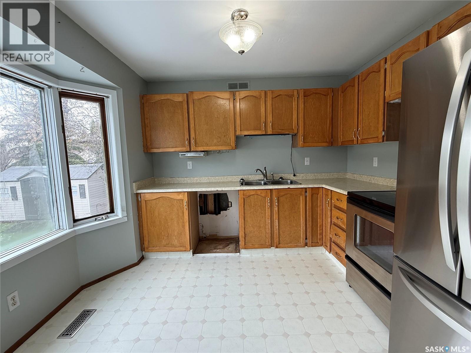 138 Weyakwin Drive, Saskatoon, SK - Indoor Photo Showing Kitchen With Double Sink