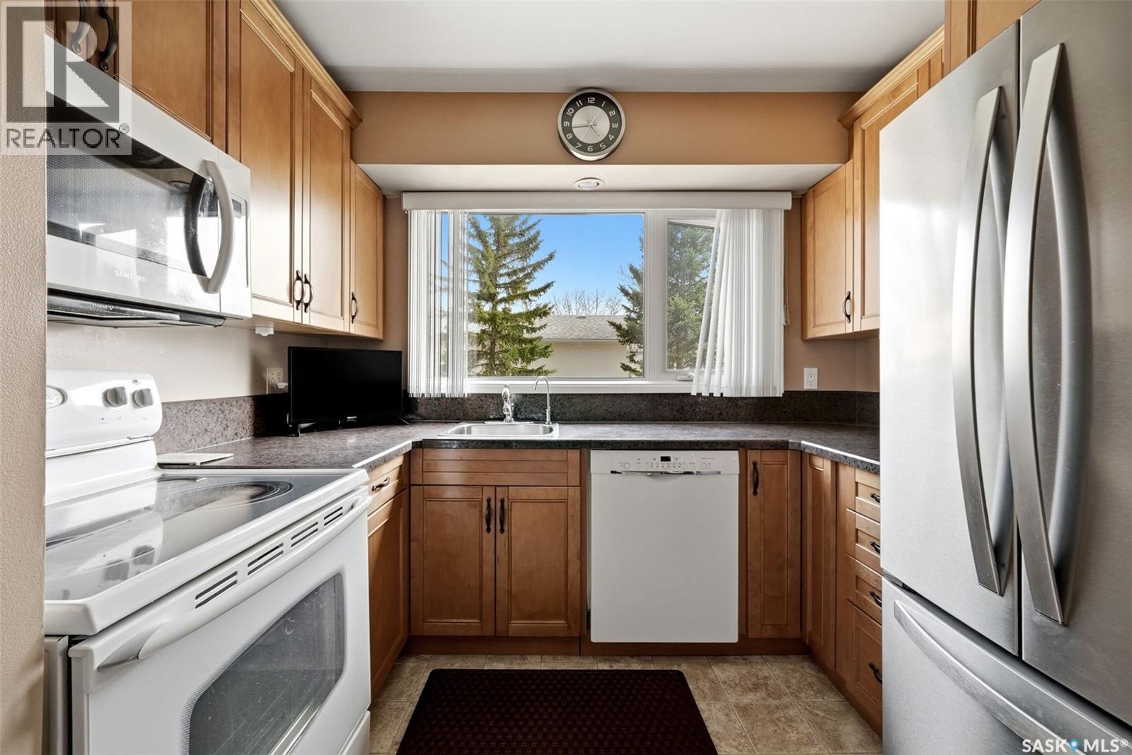 15 Hudson Drive, Regina, SK - Indoor Photo Showing Kitchen