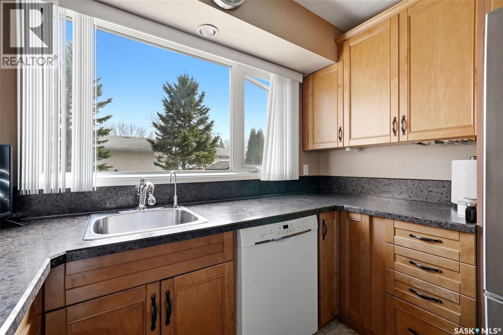 15 Hudson Drive, Regina, SK - Indoor Photo Showing Kitchen