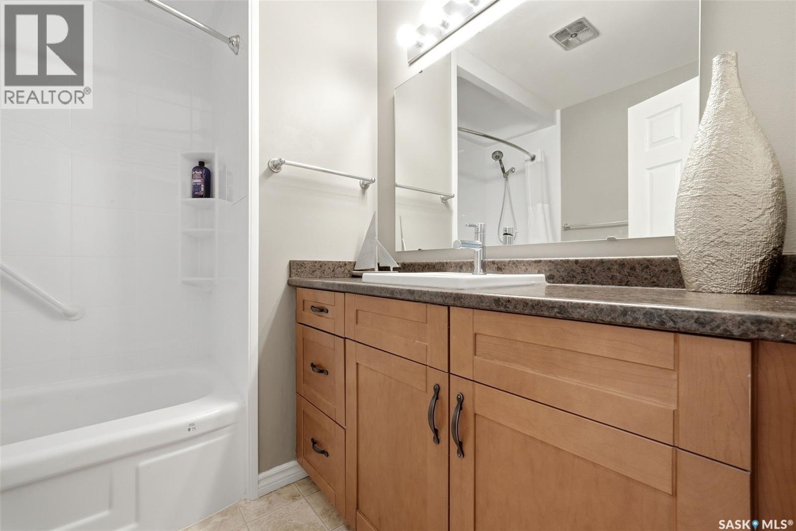 15 Hudson Drive, Regina, SK - Indoor Photo Showing Bathroom
