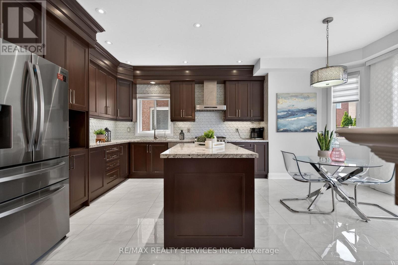 3365 Destination Drive, Mississauga, ON - Indoor Photo Showing Kitchen With Upgraded Kitchen