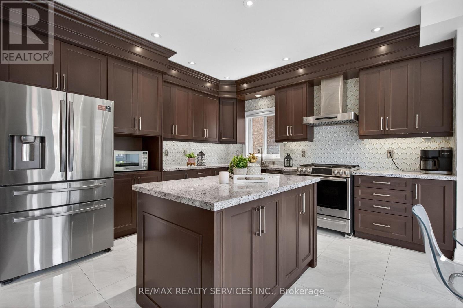 3365 Destination Drive, Mississauga, ON - Indoor Photo Showing Kitchen With Upgraded Kitchen