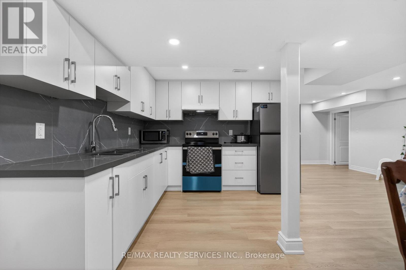 3365 Destination Drive, Mississauga, ON - Indoor Photo Showing Kitchen With Upgraded Kitchen