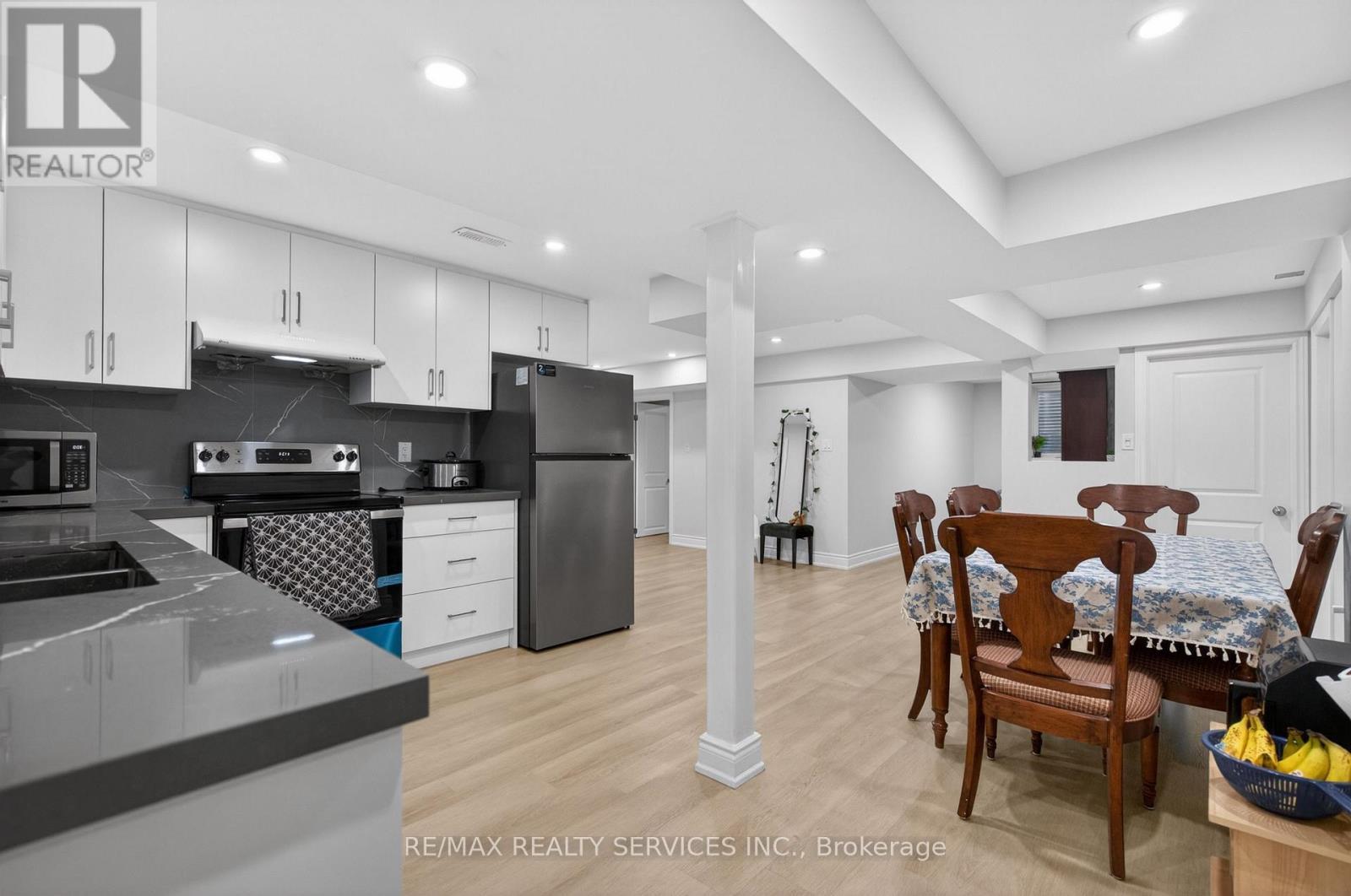3365 Destination Drive, Mississauga, ON - Indoor Photo Showing Kitchen With Upgraded Kitchen