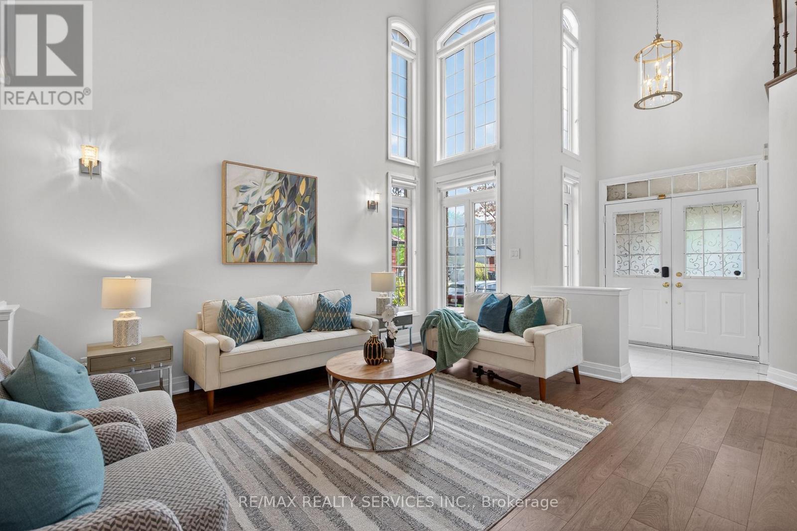 3365 Destination Drive, Mississauga, ON - Indoor Photo Showing Living Room