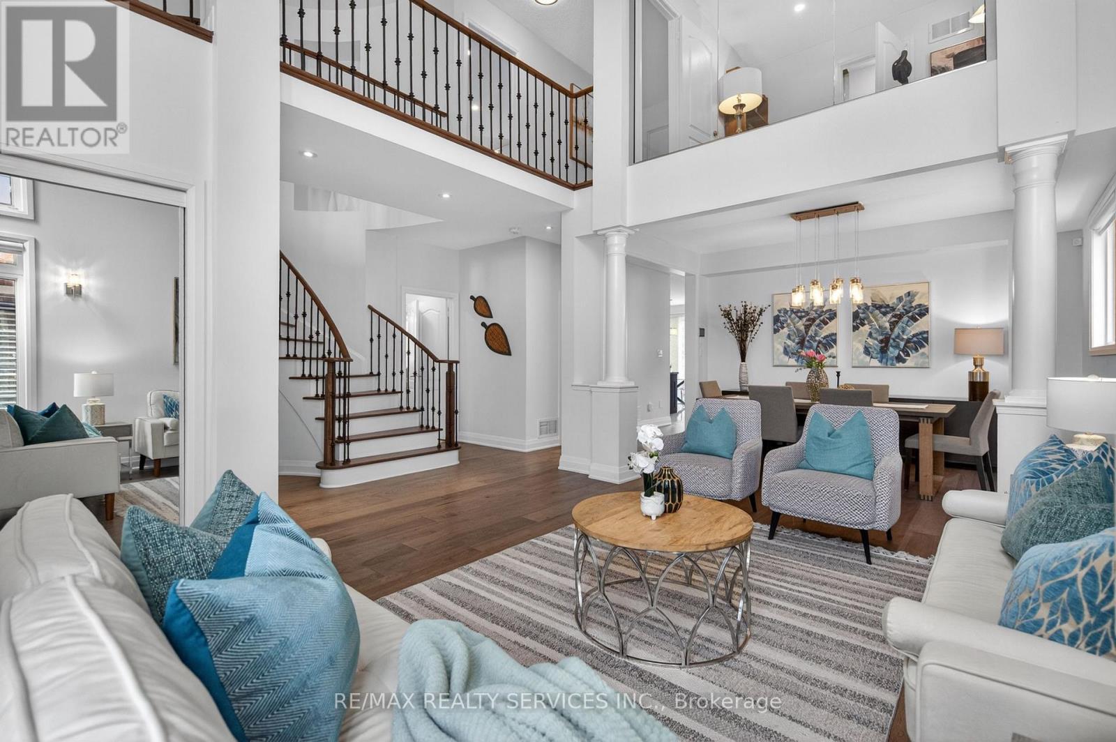 3365 Destination Drive, Mississauga, ON - Indoor Photo Showing Living Room
