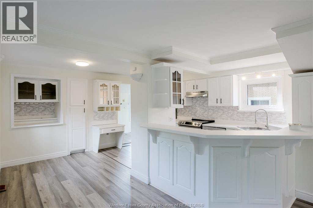 1054 Glidden, Windsor, ON - Indoor Photo Showing Kitchen With Upgraded Kitchen