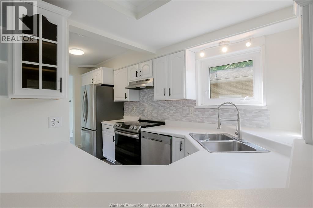 1054 Glidden, Windsor, ON - Indoor Photo Showing Kitchen With Double Sink With Upgraded Kitchen