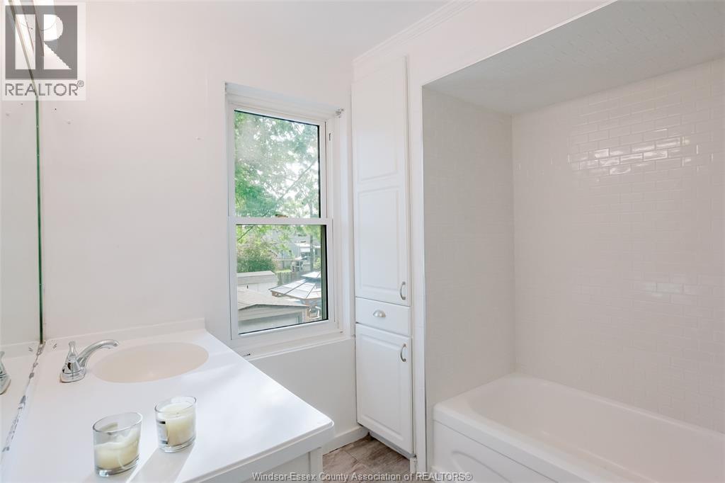 1054 Glidden, Windsor, ON - Indoor Photo Showing Bathroom