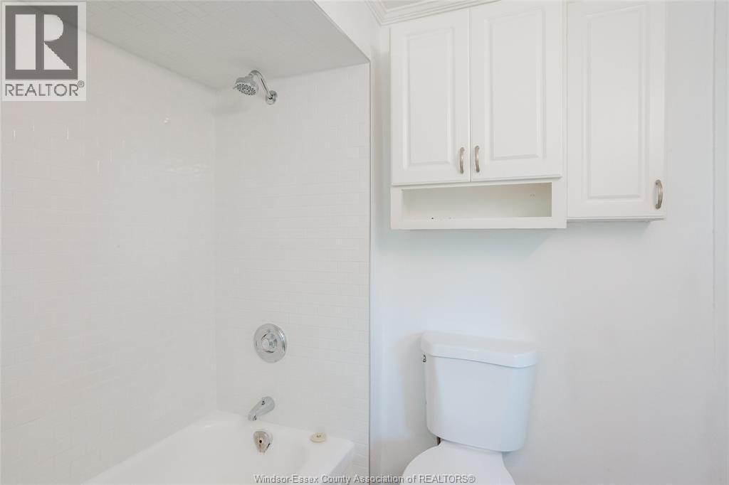 1054 Glidden, Windsor, ON - Indoor Photo Showing Bathroom