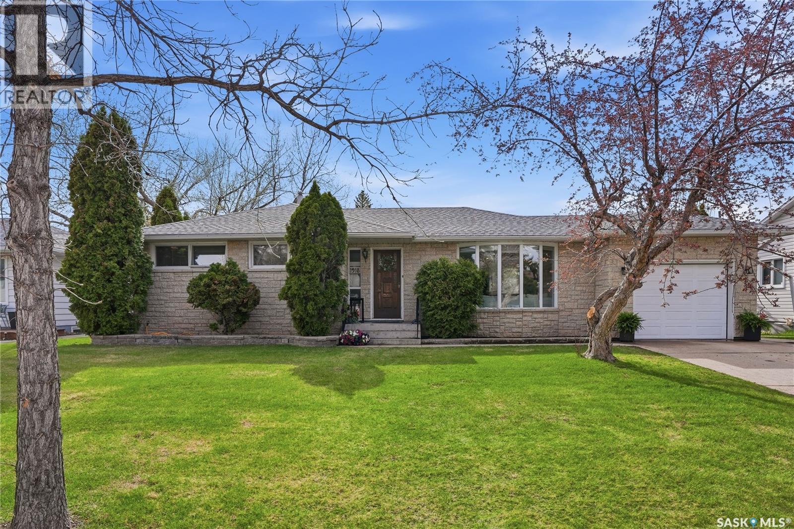 1918 Ewart Avenue, Saskatoon, SK - Outdoor With Facade