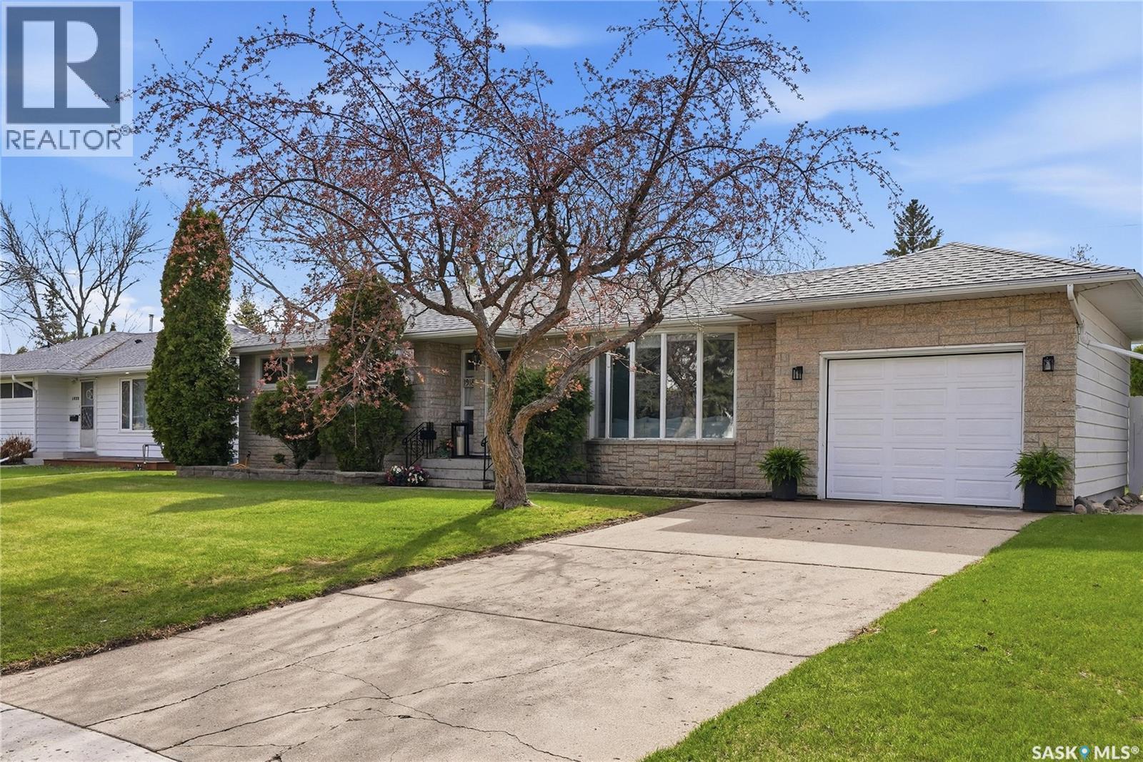 1918 Ewart Avenue, Saskatoon, SK - Outdoor With Facade