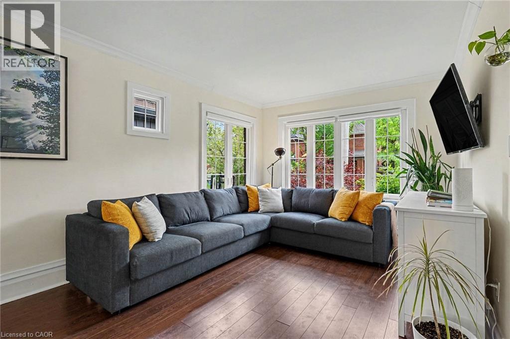 30 Province Street S, Hamilton, ON - Indoor Photo Showing Living Room