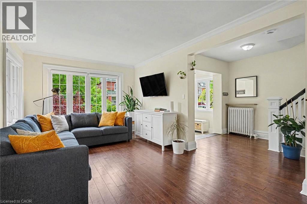 30 Province Street S, Hamilton, ON - Indoor Photo Showing Living Room