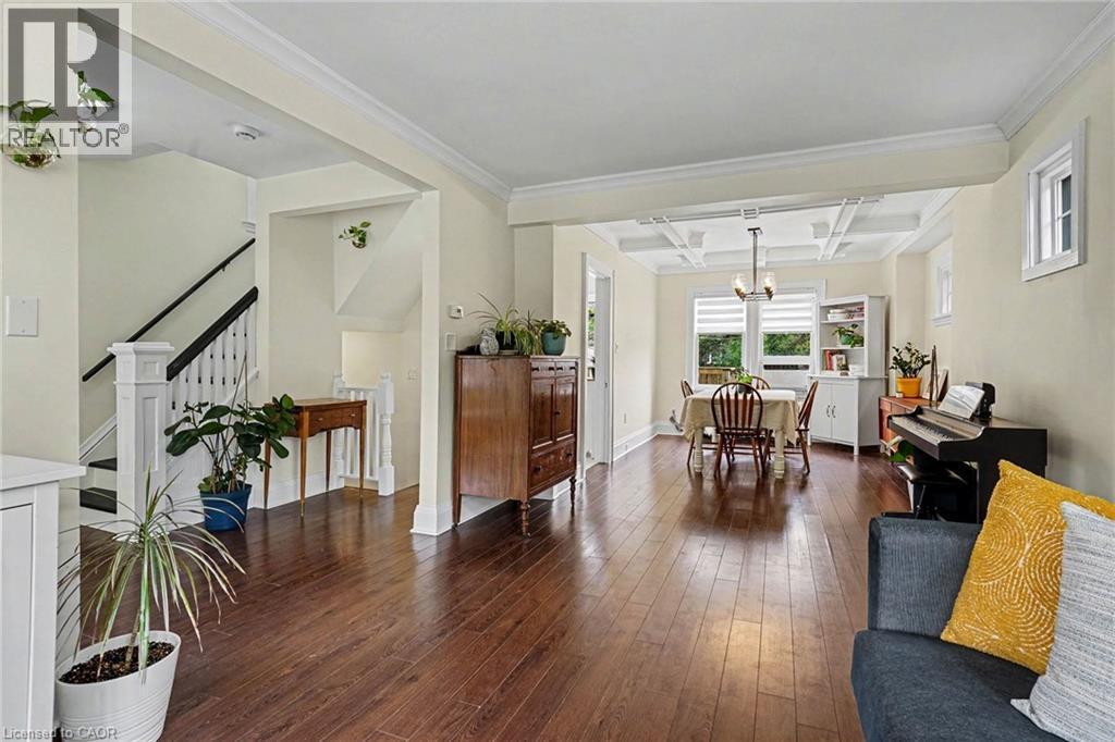30 Province Street S, Hamilton, ON - Indoor Photo Showing Living Room