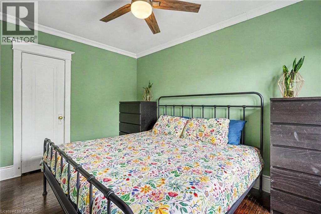 30 Province Street S, Hamilton, ON - Indoor Photo Showing Bedroom