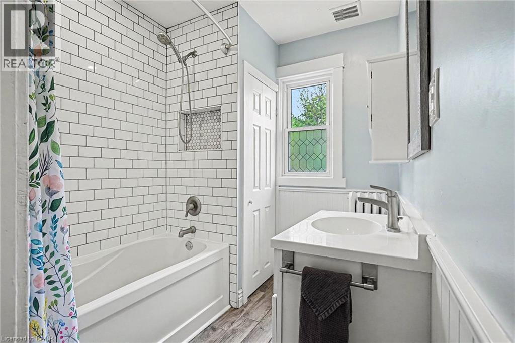 30 Province Street S, Hamilton, ON - Indoor Photo Showing Bathroom