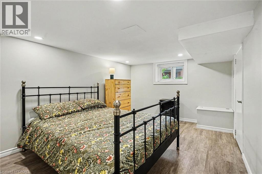 30 Province Street S, Hamilton, ON - Indoor Photo Showing Bedroom