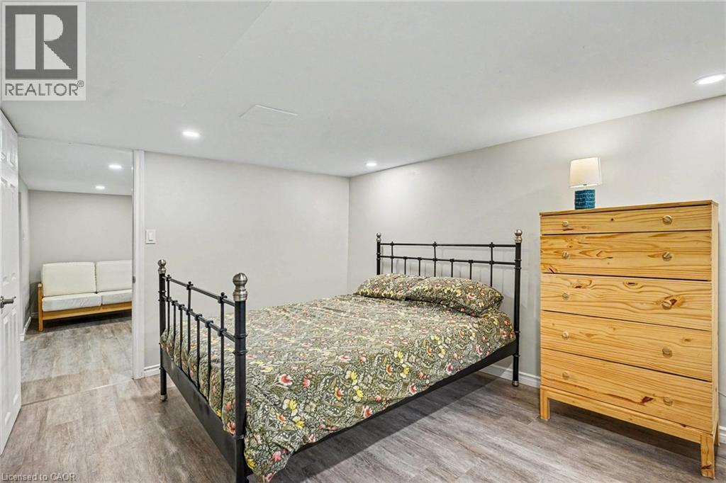 30 Province Street S, Hamilton, ON - Indoor Photo Showing Bedroom
