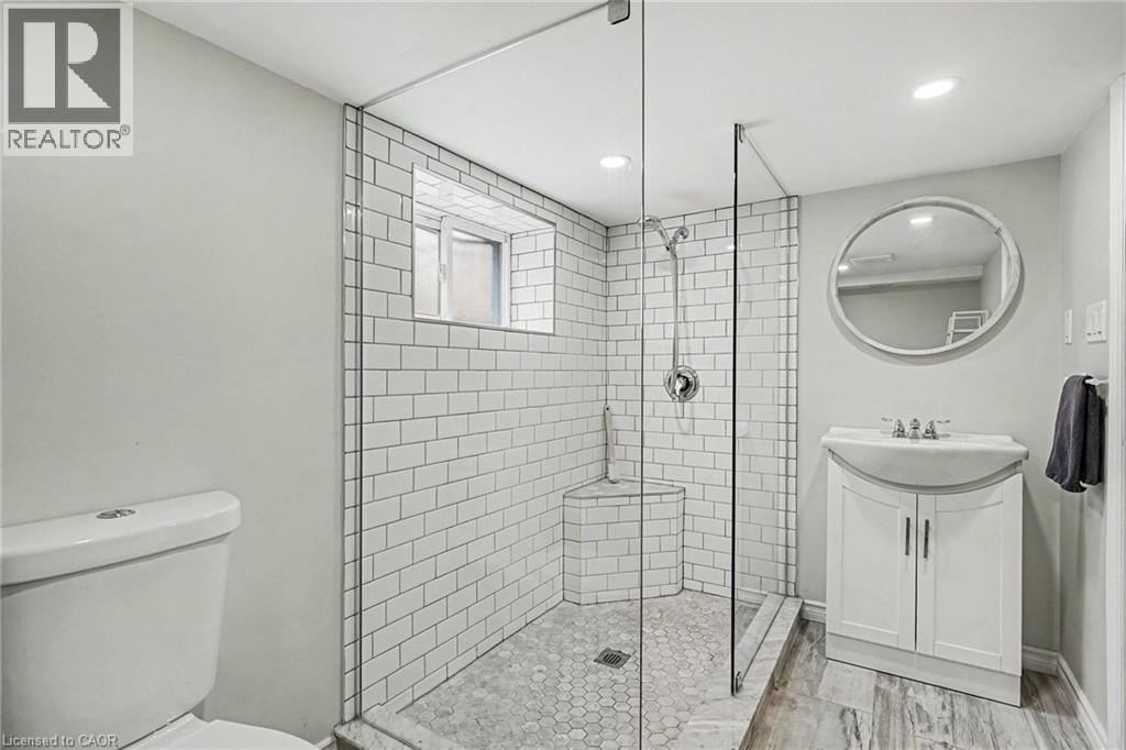30 Province Street S, Hamilton, ON - Indoor Photo Showing Bathroom