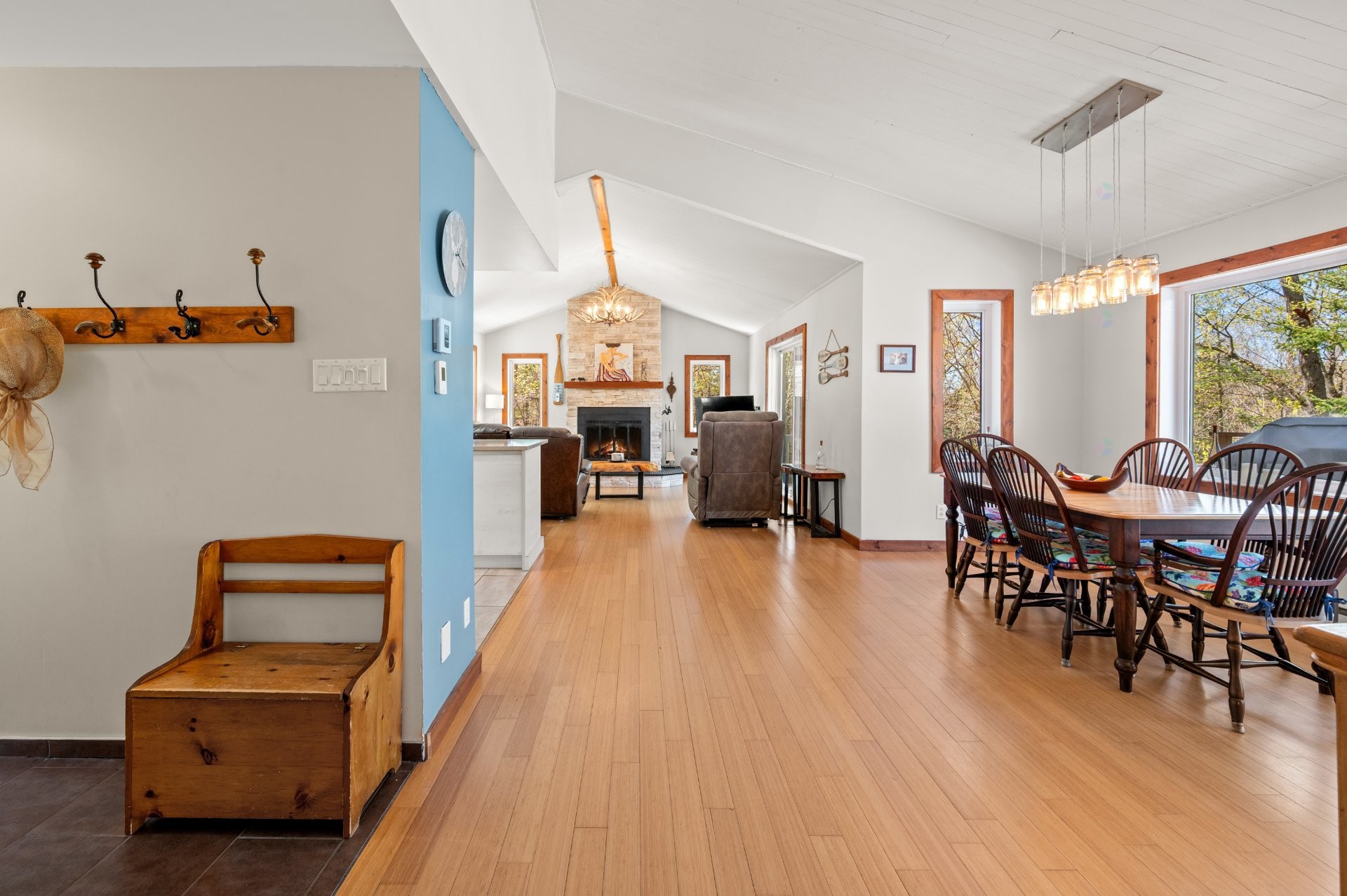Overall view - 7005 Imp. Du Lac-Carré, Sainte-Agathe-Des-Monts, QC - Indoor Photo Showing Dining Room With Fireplace