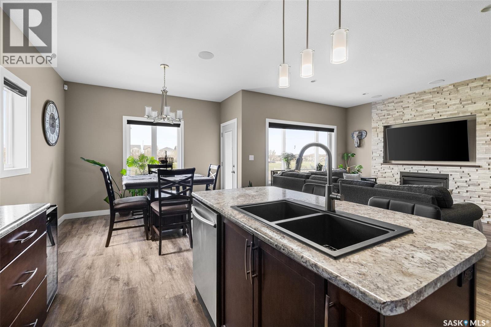 5044 Crane Crescent, Regina, SK - Indoor Photo Showing Kitchen With Double Sink