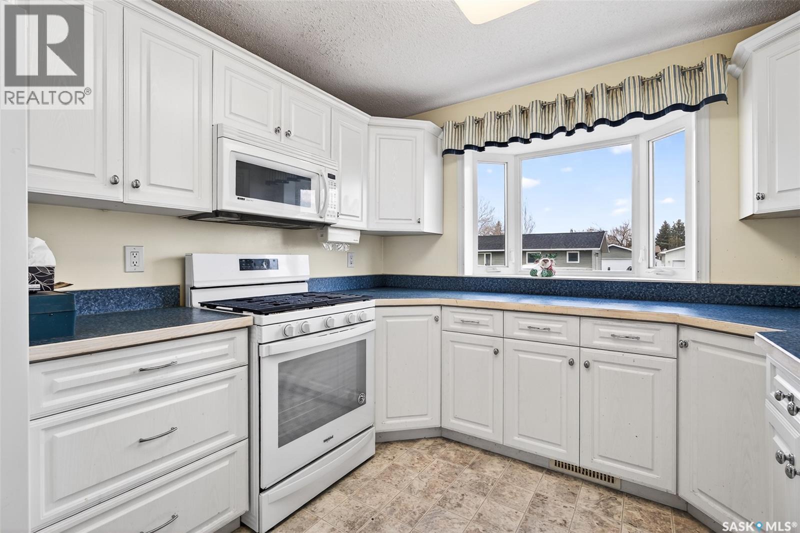 29 Edelweiss Crescent, Moose Jaw, SK - Indoor Photo Showing Kitchen