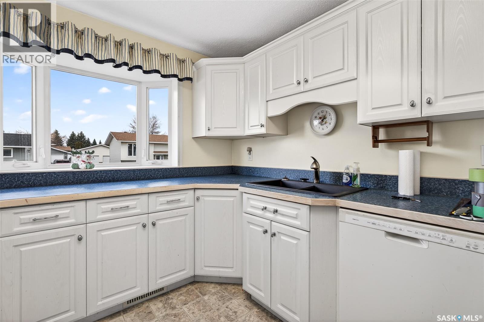 29 Edelweiss Crescent, Moose Jaw, SK - Indoor Photo Showing Kitchen With Double Sink