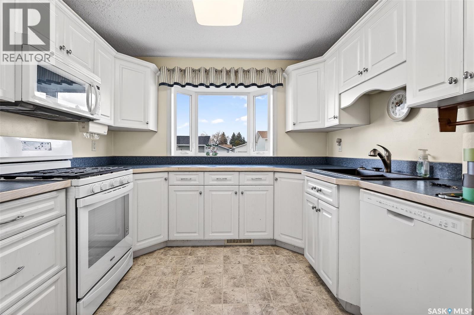29 Edelweiss Crescent, Moose Jaw, SK - Indoor Photo Showing Kitchen With Double Sink