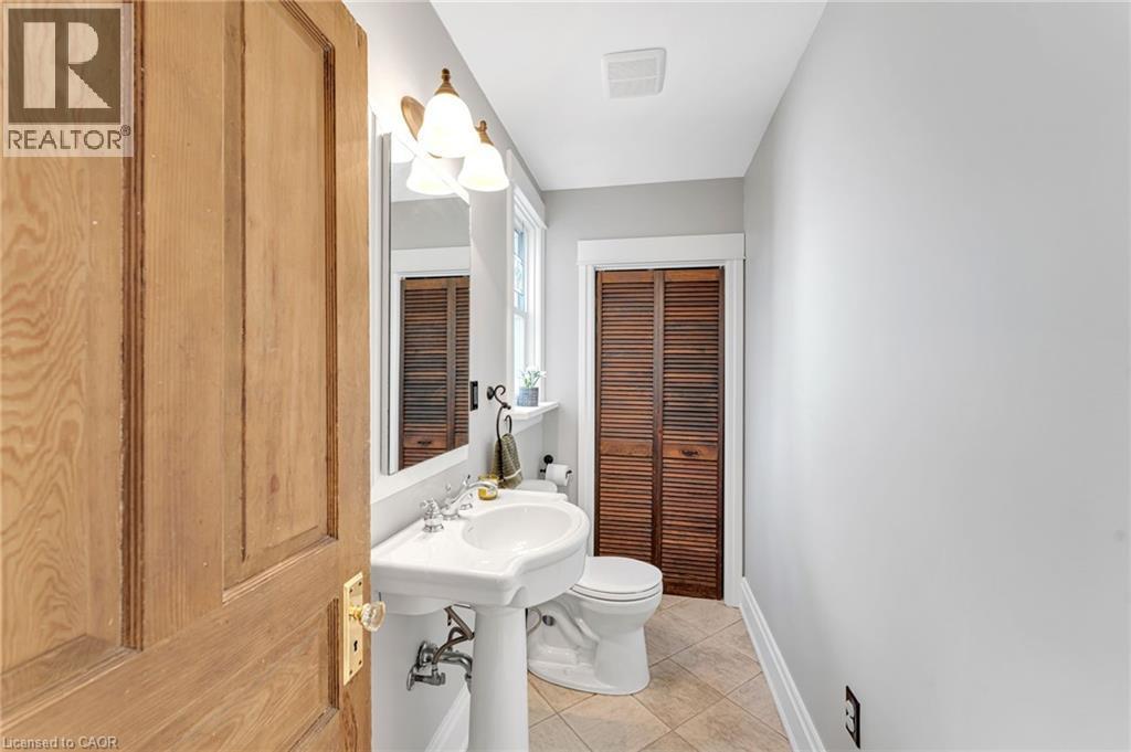 546 Hurd Avenue, Burlington, ON - Indoor Photo Showing Bathroom