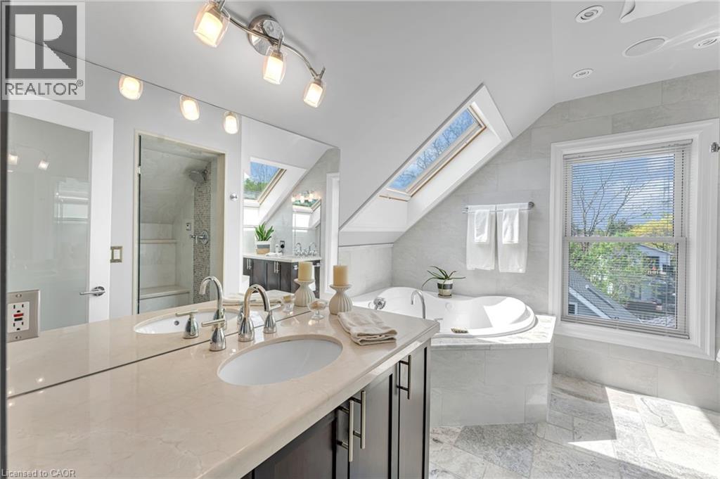 546 Hurd Avenue, Burlington, ON - Indoor Photo Showing Bathroom