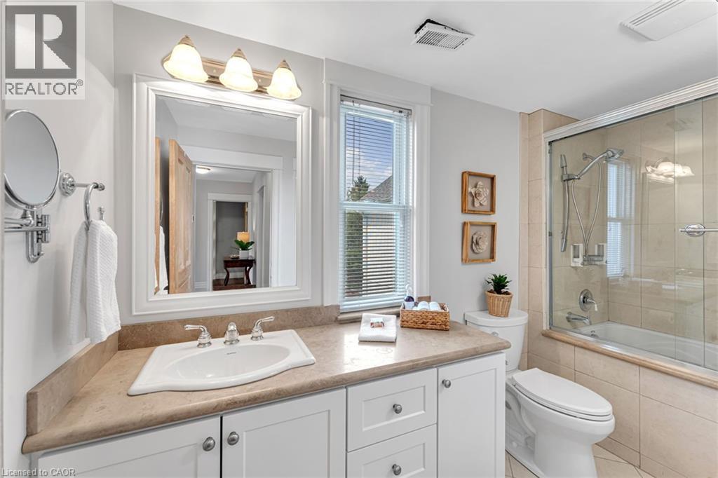 546 Hurd Avenue, Burlington, ON - Indoor Photo Showing Bathroom