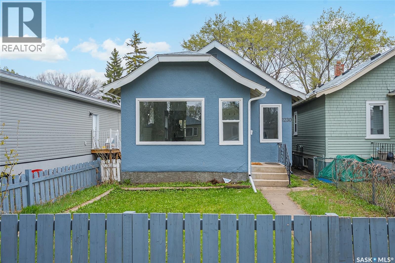1230 E Avenue N, Saskatoon, SK - Outdoor
