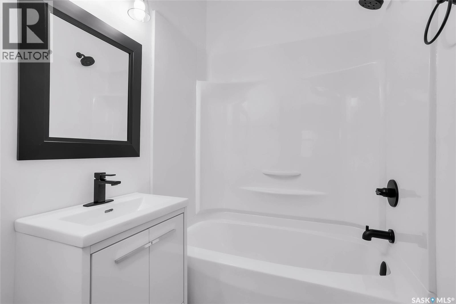 1230 E Avenue N, Saskatoon, SK - Indoor Photo Showing Bathroom