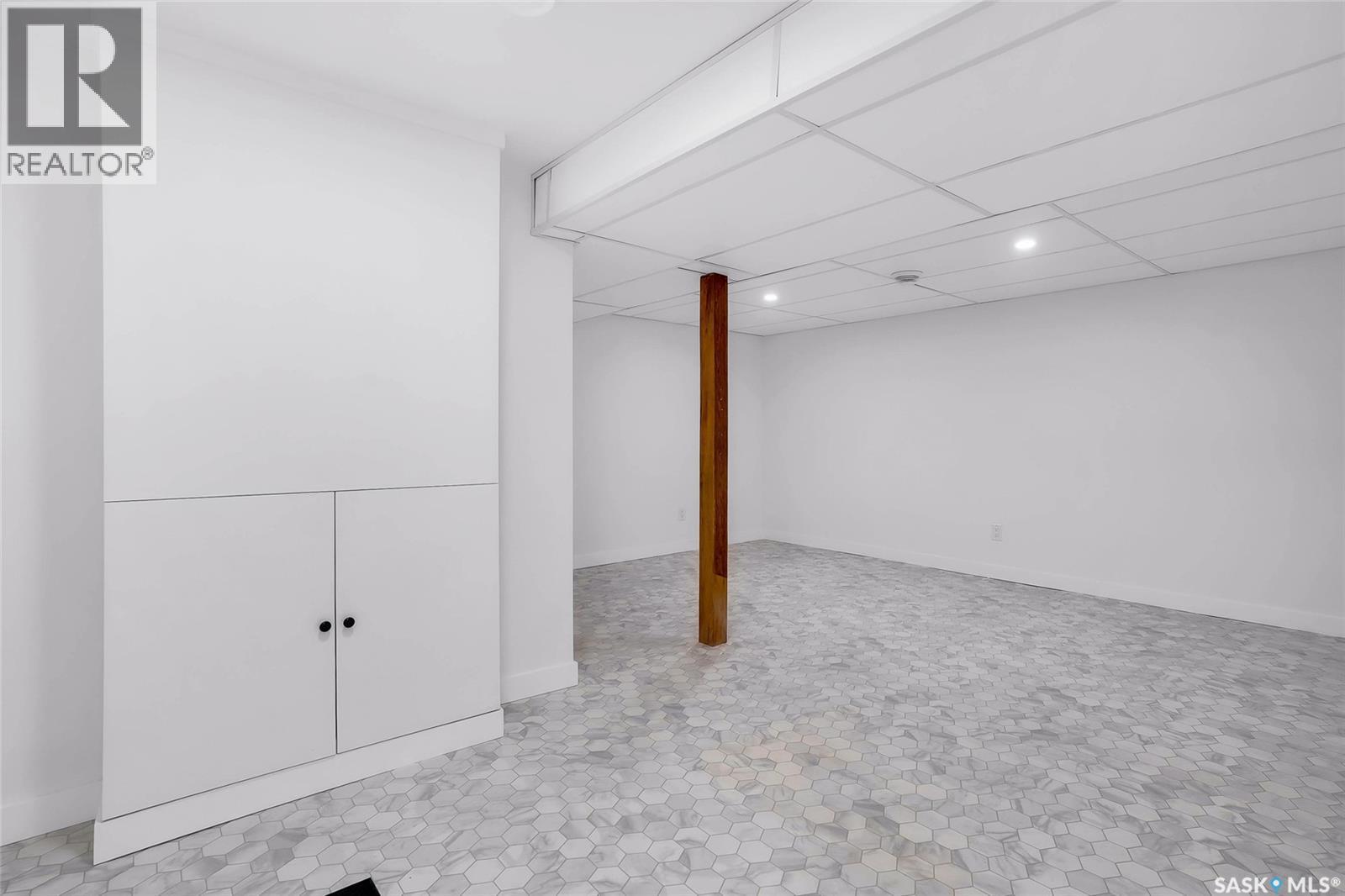 1230 E Avenue N, Saskatoon, SK - Indoor