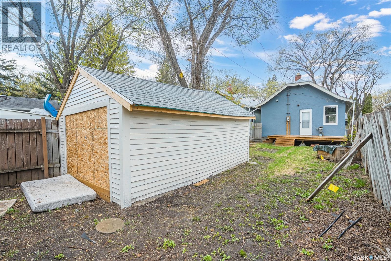 1230 E Avenue N, Saskatoon, SK - Outdoor