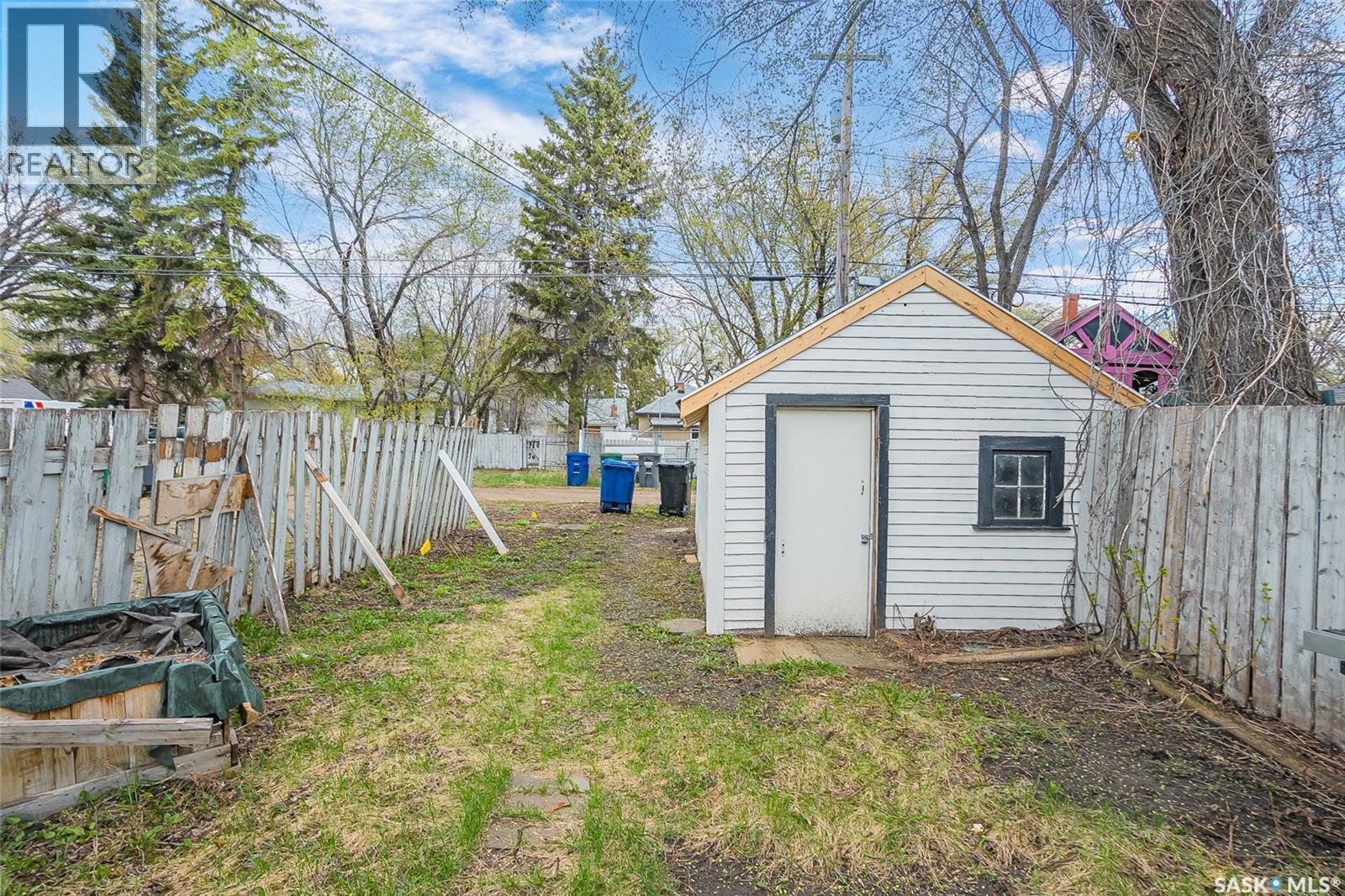 1230 E Avenue N, Saskatoon, SK - Outdoor