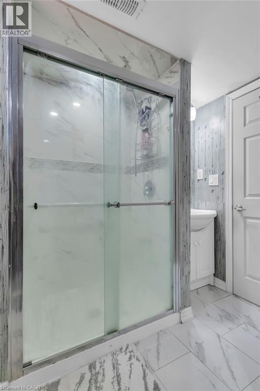 Full bath with a marble finish shower, light marble finish flooring, and vanity - 146 Bechtel Drive, Kitchener, ON - Indoor Photo Showing Bathroom