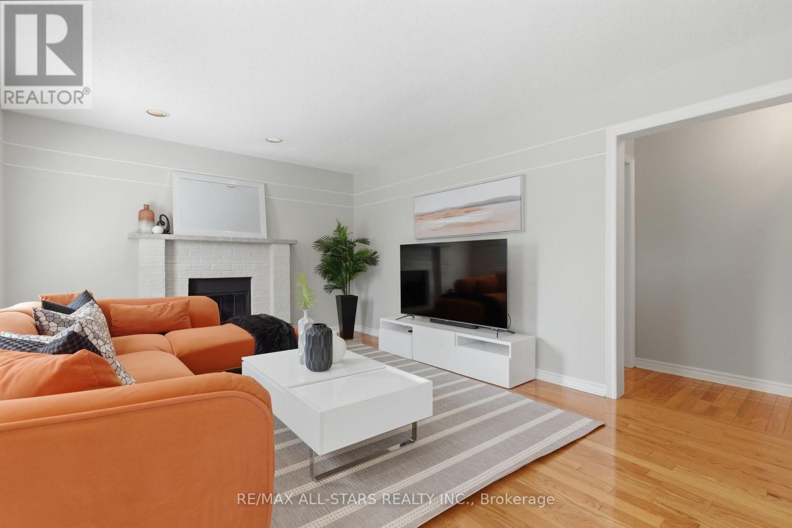 28 Testa Road, Uxbridge, ON - Indoor Photo Showing Living Room With Fireplace