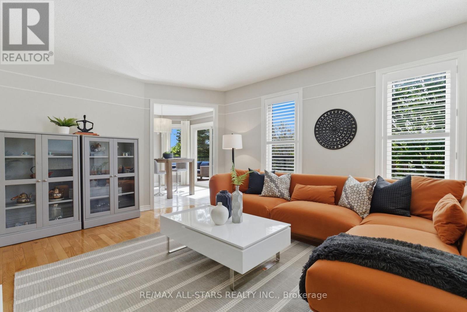28 Testa Road, Uxbridge, ON - Indoor Photo Showing Living Room