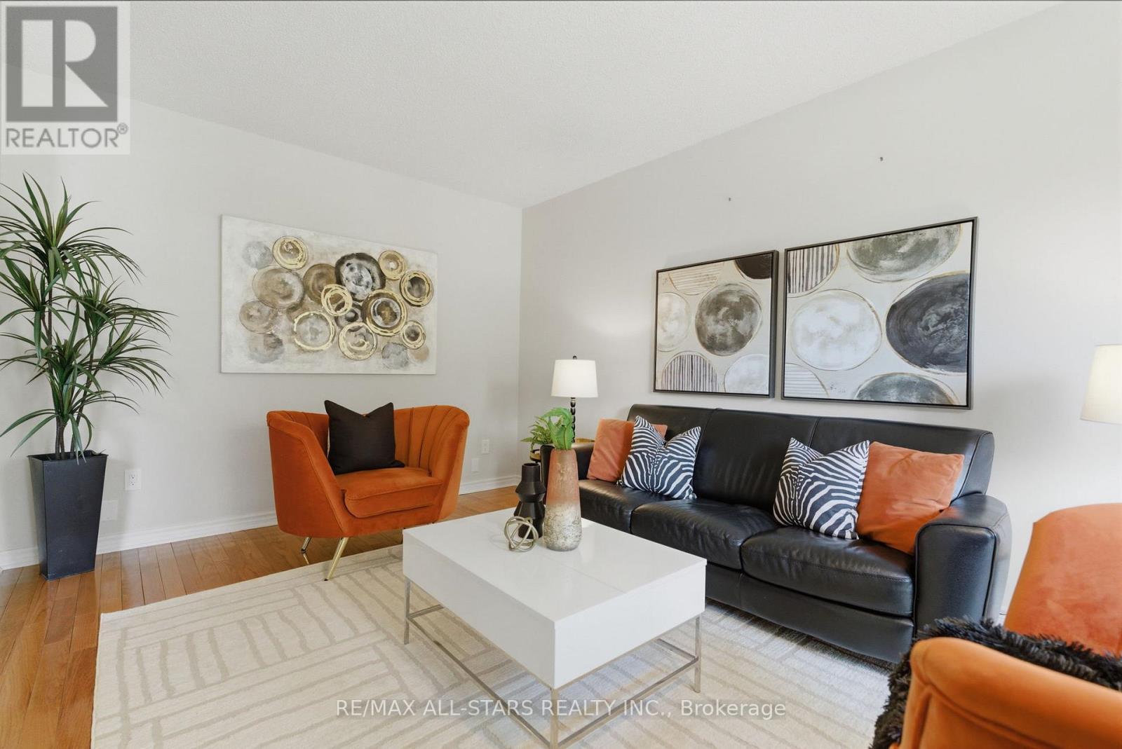 28 Testa Road, Uxbridge, ON - Indoor Photo Showing Living Room