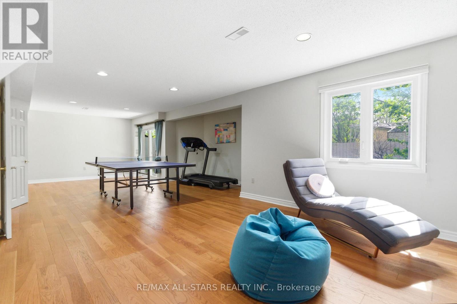 28 Testa Road, Uxbridge, ON - Indoor Photo Showing Living Room