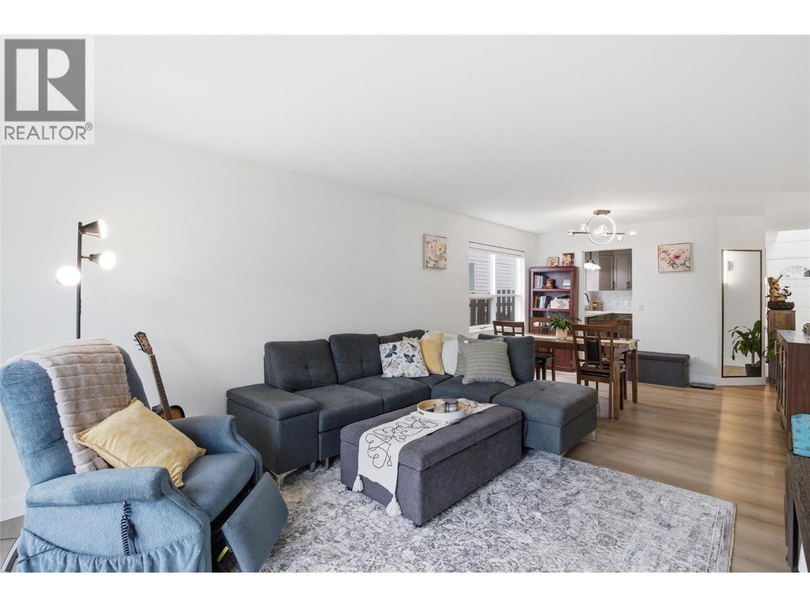1232 13Th Street, Kamloops, BC - Indoor Photo Showing Living Room
