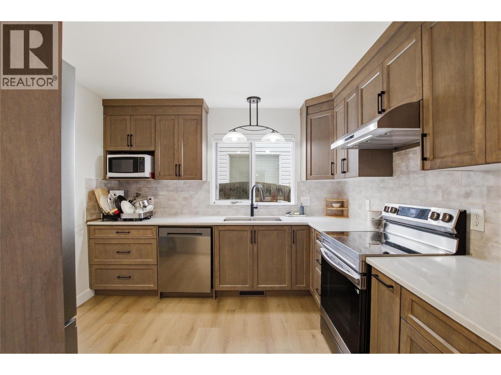 1232 13Th Street, Kamloops, BC - Indoor Photo Showing Kitchen With Upgraded Kitchen