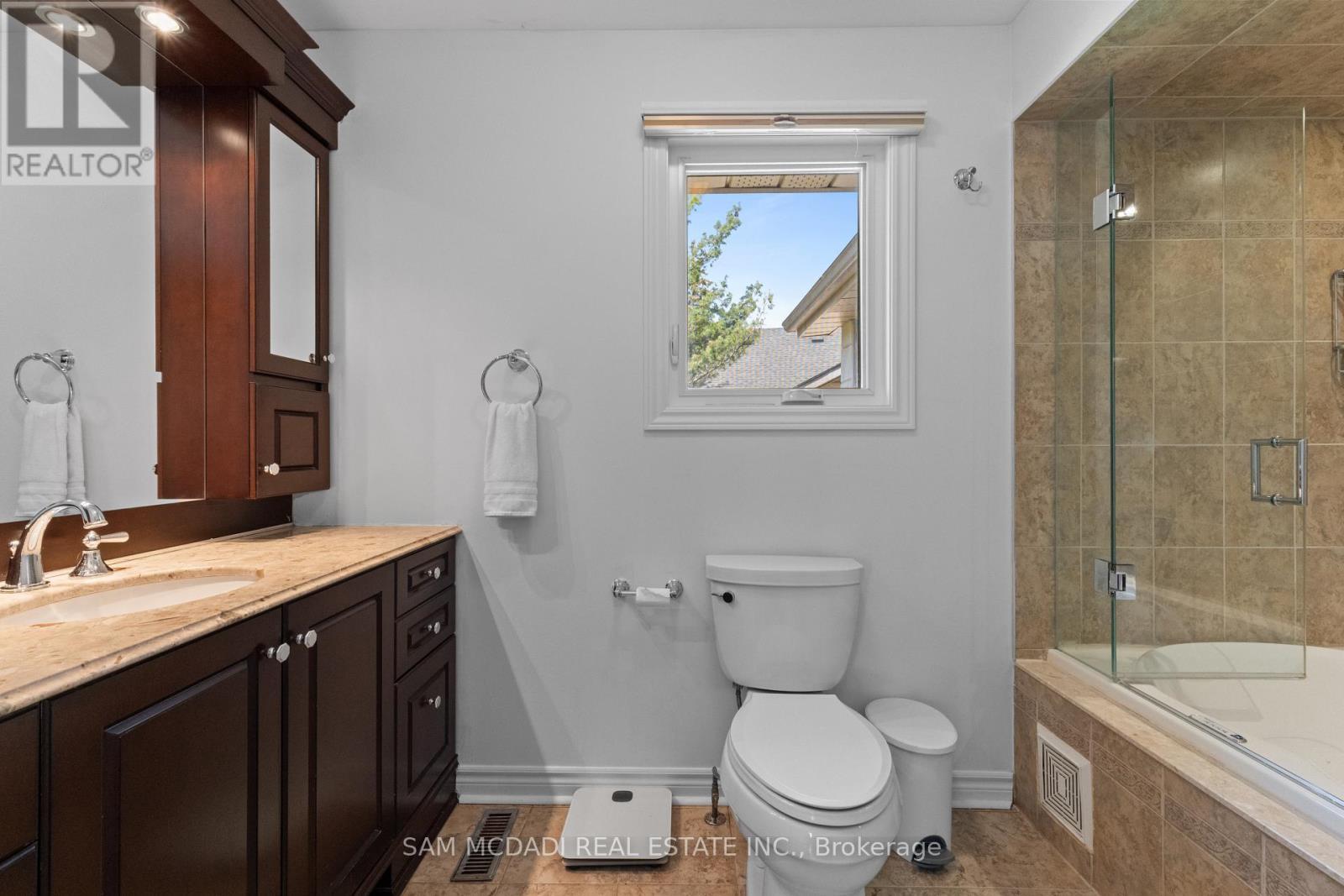 2464 Council Ring Road, Mississauga, ON - Indoor Photo Showing Bathroom