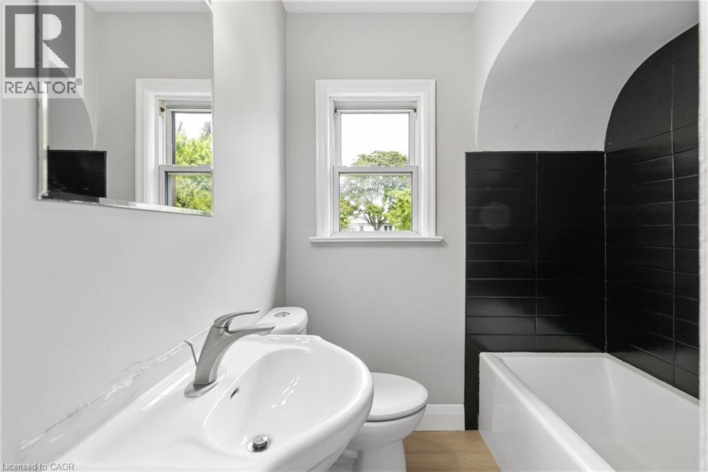680 Frederick Street, Kitchener, ON - Indoor Photo Showing Bathroom