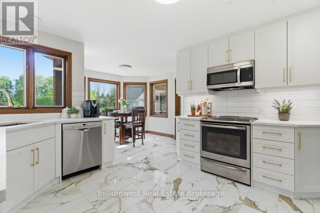 32 Sunset Drive, Woolwich, ON - Indoor Photo Showing Kitchen With Upgraded Kitchen