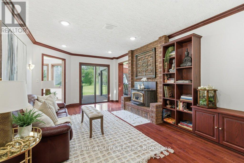 32 Sunset Drive, Woolwich, ON - Indoor Photo Showing Living Room